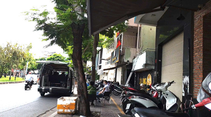  Một phụ nữ tử vong bất thường trong căn nhà khóa cửa: Người dân sống gần căn nhà trên đường Trường Sa (phường 14, quận 3, TP HCM) lâu ngày không thấy bà N.T.H (SN 1964) ra khỏi nhà nên nghi ngờ. Họ trình báo công an và khi lực lượng chức năng đến kiểm tra thì phát hiện bà H. đã tử vong bên trong, thi thể đang phân hủy. Ngày 25/2, Công an quận 3 cho biết đang điều tra, làm rõ.