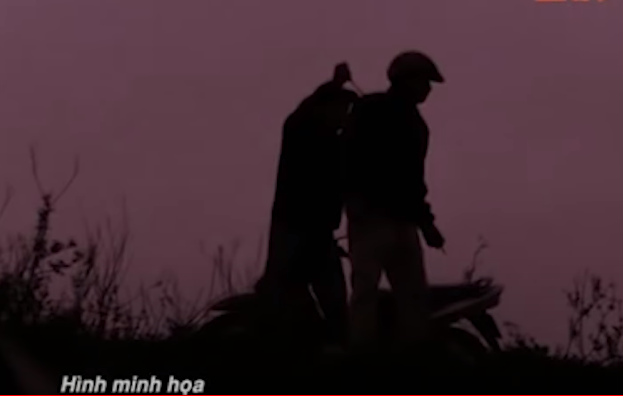 Khi đi đến gần chùa Đậu, ông Quảng dừng xe hỏi Đạt cần đi đường nào tiếp. Hắn nói cần đi vệ sinh. Sau khi đi vệ sinh, hắn quay lại, thấy ông Quảng đang đứng ở giữa đường đê, gã đến đứng sát phía sau ông Quảng, dùng tay phải rút ra con dao giấu ở túi áo khoác đâm nạn nhân liên tiếp nhiều nhát vào vùng gáy, bả vai, ngực và cổ người lái xe ôm.