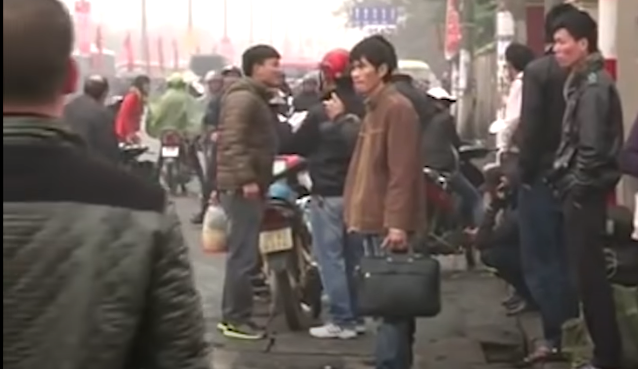 Quá trình điều tra, những người đồng nghiệp của ông Quảng ở bến xe cho biết, khoảng 19h ngày 28/11/2014, mọi người thấy ông Quảng vẫn ra bến xe đón khách bình thường. Cũng tại đây, một nam thanh niên ăn mặc bảnh bao, dáng người cao ráo đã thuê ông Quảng chở đi. Ngay sau đó, cơ quan điều tra đã xem lại camera ở bến xe để nhận dạng đối tượng.