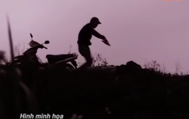 Thấy nạn nhân đã chết, Đạt vặn ốc ở chế khóa xăng để cho xăng chảy từ ống dây nhựa vào chai Lavie mà hắn mang theo từ trước. Xăng gần đầy chai, Đạt vặn ốc ở chế khóa xăng lại. Đạt đổ xăng vào vùng bụng, 2 tay, đầu ông Quảng rồi lấy bật lửa ga trong túi áo của Đạt ra, bật và châm lửa vào cổ tay áo bên phải của nạn nhân làm lửa bốc cháy.