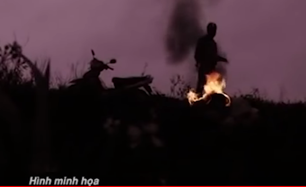 Hắn đạp xác nạn nhân xuống vệ đê. Ném con dao gây án xuống sông Nhuệ, lấy xe của ông Quảng đi về phòng trọ rửa chân tay và kiểm tra cốp xe máy Jupiter màu đỏ của nạn nhân. Thấy trong cốp xe có đầy đủ giấy tờ, Đạt mang xe của nạn nhân đi cắm được 4,5 triệu đồng. Sau đó Đạt đi ra Bến xe Mỹ Đình, Hà Nội đi ôtô khách về quê để lẩn trốn và bị bắt giữ sau đó.