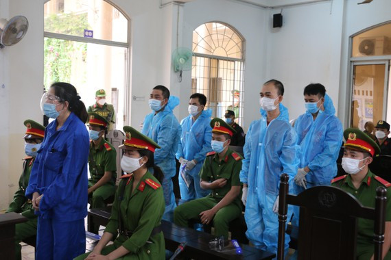 Thấy lực lượng chức năng, 4 người này quay lại, cặp vỏ lãi vào bờ rồi chạy về phía Campuchia. Một người trong nhóm ném túi nilon lại, bên trong có 470.000 USD. Lực lượng chức năng đã lập biên bản xử lý hành chính và tạm giữ số tiền trên. Sau đó, 2 người trong nhóm là Sang và Linh ra đầu thú. 