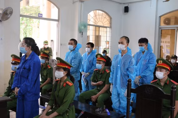 Thấy lực lượng chức năng, 4 người này quay lại, cặp vỏ lãi vào bờ rồi chạy về phía Campuchia. Một người trong nhóm ném túi nilon lại, bên trong có 470.000 USD. Lực lượng chức năng đã lập biên bản xử lý hành chính và tạm giữ số tiền trên. Sau đó, 2 người trong nhóm là Sang và Linh ra đầu thú. 