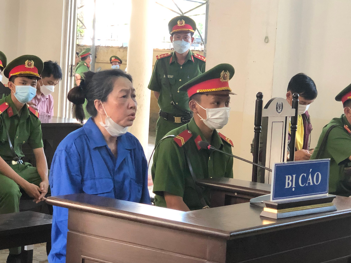 Ngày 24/6/2019, Mười Tường chỉ đạo Sang cùng Minh, Linh, Lê qua Campuchia gặp người tên Cốp, Tuot (người Campuchia) nhận USD vận chuyển về Việt Nam. Cả nhóm đang trên đường vận chuyển tiền về thì bị lực lượng chức năng phát hiện.