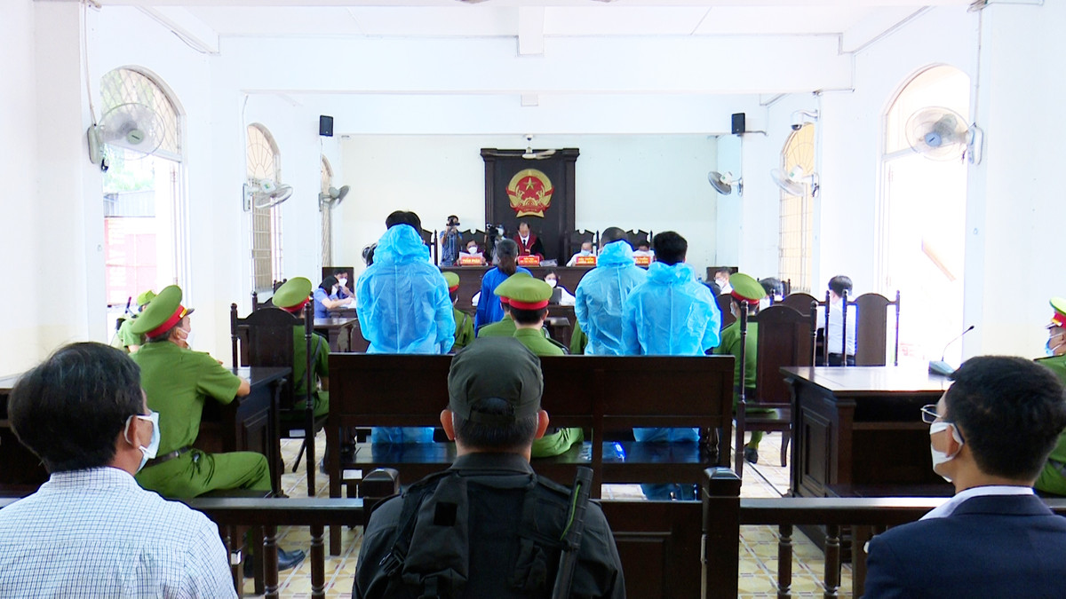 Ở vụ án khác, 2 người còn lại trong nhóm 4 người nói trên là Lê và Minh bị bắt, điều tra trong vụ án buôn lậu 51kg vàng xảy ra ngày 30/10/2020. Cả hai sau đó tự thú và khai nhận trước đó có tham gia vận chuyển 470.000 USD cùng với Sang và Linh. 