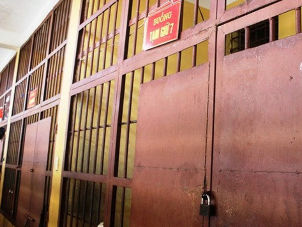 "Cơ quan chức năng phát hiện tại bức tường phía nam, phòng 1A - Nhà tạm giữ Công an huyện Cam Lộ bị khoét một lỗ có diện tích 30x50cm. Qua kiểm sát nhà tạm giữ, 2 bị can đã bỏ trốn. Phát hiện trong phòng 1A có que thép tiết diện bằng tăm xe đạp, dài khoảng 20cm, nghi là dụng cụ 2 đối tượng dùng để khoét tường. Hiện, cơ quan chức năng đang điều tra về vật gây án này", Viện trưởng Viện KSND huyện Cam Lộ nói. (Ảnh minh hoạ)