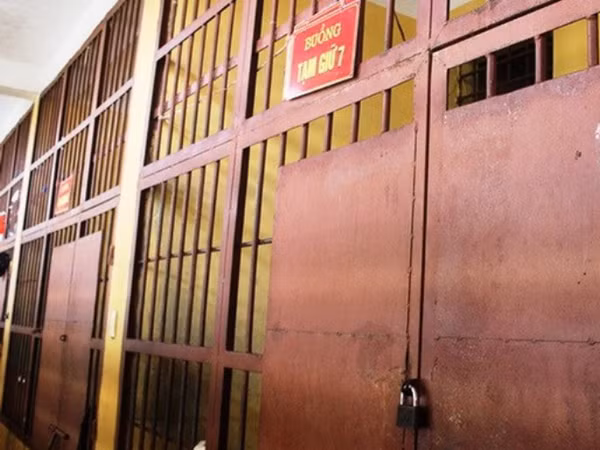 "Cơ quan chức năng phát hiện tại bức tường phía nam, phòng 1A - Nhà tạm giữ Công an huyện Cam Lộ bị khoét một lỗ có diện tích 30x50cm. Qua kiểm sát nhà tạm giữ, 2 bị can đã bỏ trốn. Phát hiện trong phòng 1A có que thép tiết diện bằng tăm xe đạp, dài khoảng 20cm, nghi là dụng cụ 2 đối tượng dùng để khoét tường. Hiện, cơ quan chức năng đang điều tra về vật gây án này", Viện trưởng Viện KSND huyện Cam Lộ nói. (Ảnh minh hoạ)