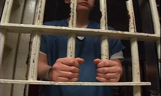 Được biết, thời điểm xảy ra vụ 2 phạm nhân bỏ trốn, ca trực gồm có một Phó trưởng nhà tạm giữ, một cán bộ Công an và một Công an nghĩa vụ. Sổ sách, nhật ký công việc tại nhà tạm giữ được ghi chép đầy đủ. Bà Thuỷ cho hay: "Thời điểm các đối tượng này bỏ trốn đúng lúc thời tiết chuyển lạnh, trong khoảng thời gian từ sau 18h ngày 19/2 đến rạng sáng 20/2. Trước 18h, khi cán bộ nhà tạm giữ điểm danh, phát cơm, 2 đối tượng này vẫn có mặt". (Ảnh minh hoạ)