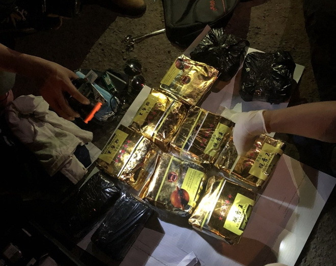 Trước đó, khoảng 21h15 ngày 1/12/2021, tại Km20+293 Quốc lộ 9 thuộc thôn Tân Xuân 1, xã Cam Thành, huyện Cam Lộ, lực lượng chức năng đã bắt giữ hai đối tượng đang vận chuyển 11kg ma túy tổng hợp dạng đá là Văn Ngọc Đức (29 tuổi) và Trần Xuân Tâm (41 tuổi) cùng trú tại thị trấn Khe Sanh, huyện Hướng Hóa, tỉnh Quảng Trị. (Ảnh minh hoạ) 