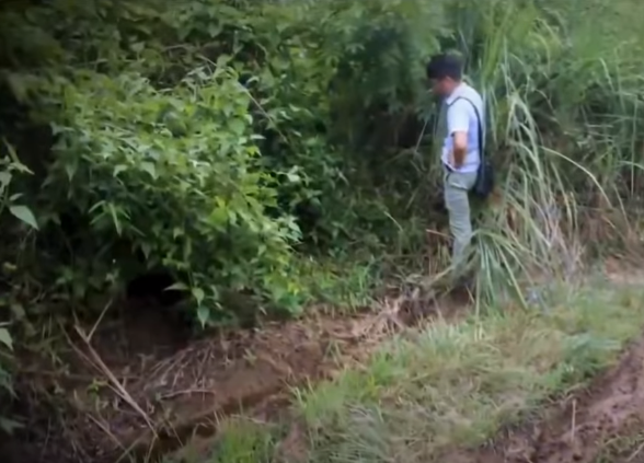 Các điều tra viên tiến hành xác định các mối quan hệ của anh T. Theo đó, anh T. là người hiền lành, không có va chạm, mâu thuẫn gì với ai. Vậy là rõ ràng vụ án không xuất phát từ những nguyên nhân này. Thêm nữa, các dấu hiệu từ hiện trường cho thấy đây chưa phải là vụ án giết người, cướp tài sản. Cái chết của anh T. quả thật là một điều bí hiểm.