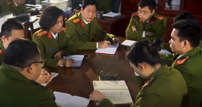 Sau khi anh T. mất, Xin có biểu hiện rất "nhạt", không mấy tiếc thương. Thậm chí, trong đám tang của chồng, Xin khóc rất "chiếu lệ". Nhận thấy, mối quan hệ và những dấu hiệu bất thường của Xin có thể là chìa khóa dẫn tới việc làm sáng tỏ vụ án, các điều tra viên lập tức đi sâu vào tìm hiểu.