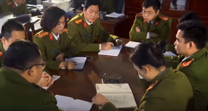 Sau khi anh T. mất, Xin có biểu hiện rất "nhạt", không mấy tiếc thương. Thậm chí, trong đám tang của chồng, Xin khóc rất "chiếu lệ". Nhận thấy, mối quan hệ và những dấu hiệu bất thường của Xin có thể là chìa khóa dẫn tới việc làm sáng tỏ vụ án, các điều tra viên lập tức đi sâu vào tìm hiểu.