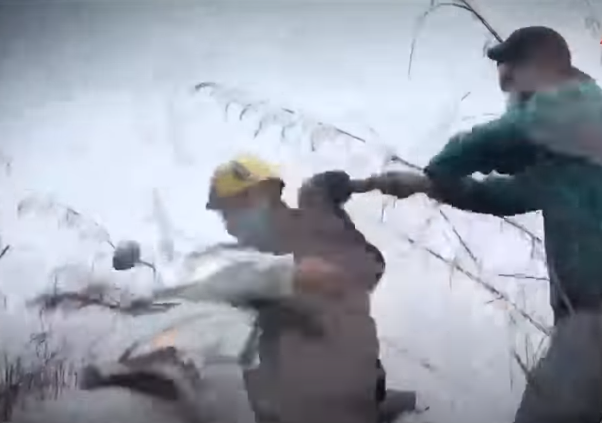 Sáng 10/7/2020, Thủ phục sẵn ở khe suốt, thấy anh T. đi qua, Thủ lao ra dùng gậy gỗ đánh liên tiếp. Chỉ đến khi anh T. gục xuống, gã mới dừng tay. Thủ nói, gã làm điều này vì muốn được ở bên "tình yêu" của đời mình.