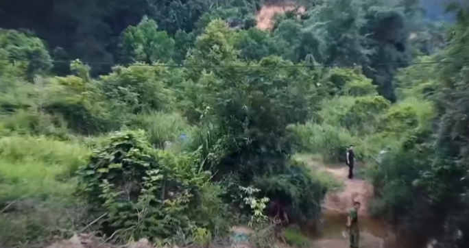 Hiện trường xảy ra vụ việc là nơi ít người qua lại, vắng vẻ. Chính vì thế, ban đầu cơ quan Công an không thể tìm được nhân chứng nào trực tiếp. Tất cả thông tin thu thập được chỉ từ lời khai của những người phát hiện ra anh T. khi đã bị trọng thương.