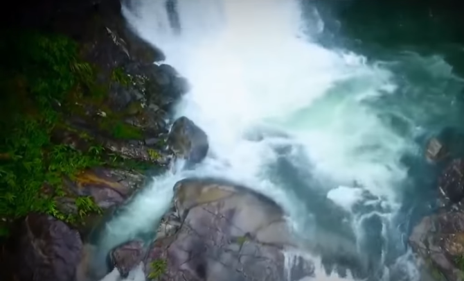 Mọi người đưa anh này vào bệnh viện cấp cứu, thế nhưng ngày hôm sau, anh T. đã tử vong do thương tích quá nặng. Dân làng sửng sốt, bởi lẽ ở vùng quê này bao năm vốn bình yên, nay bỗng dưng lại có người chết bất thường bên khe suốt.