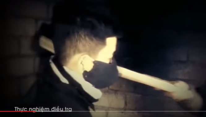 Sau đó, giữa hai bên lời qua tiếng lại, xích mích với nhau, Giáp dùng thanh củi đập nhiều nhát vào vùng đầu, mặt của bà Nùng làm bà Nùng ngã xuống nền nhà, Giáp thấy túi đựng tiền của bà Nùng rơi ở cạnh chân của bà Nùng, Giáp cầm lấy túi tiền rồi bỏ trốn.