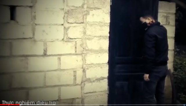 Sau khi ăn cơm xong, Huy và Tình đi tìm việc bốc vác thuê, còn Giáp vẫn ở lại phòng trọ. Khoảng 18h cùng ngày, Giáp đang ngủ một mình tại phòng trọ thì bà N. sang gõ cửa phòng trọ của Giáp để đòi tiền thuê trọ.