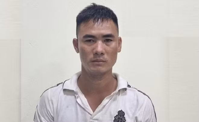  Sát hại, phi tang xác hàng xóm xuống cống nước: Do không muốn trả tiền và muốn lấy lại sợi dây chuyền từ hàng xóm là anh Nguyễn Trung Đoàn (SN 1982; trú tại thôn Dũng cảm, xã Trung Tú, huyện Ứng Hòa, TP Hà Nội) nên tối 9/8/2021, Vương Văn Đoàn đã giết hàng xóm, phân xác rồi cho vào bao tải phi tang xuống cống. 