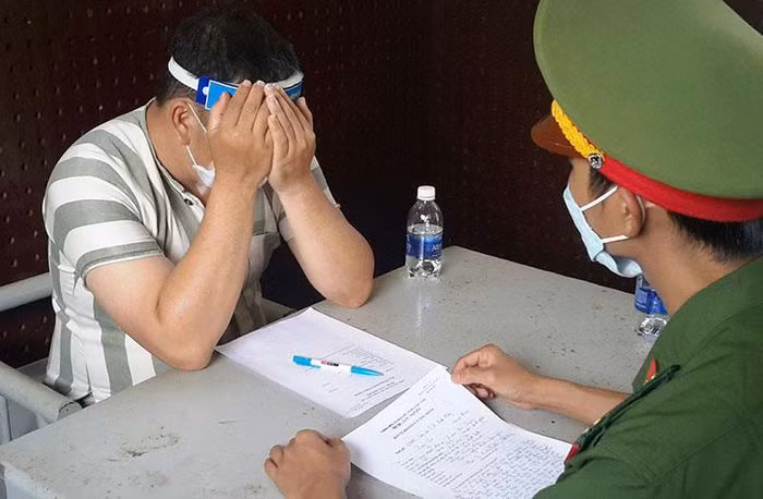  Bắt người đàn ông nhận hơn 800 triệu đồng chạy án: Ngày 24/2, Công an tỉnh Đắk Nông đã khởi tố bị can, bắt tạm giam Bửu Thọ (trú tại xã Kiến Thành, huyện Đắk R'lấp) để điều tra làm rõ về hành vi “Lừa đảo chiếm đoạt tài sản”. Theo đó, Thọ đã chiếm đoạt hơn 800 triệu đồng để giúp một bị can được hưởng án treo nhưng không thành.