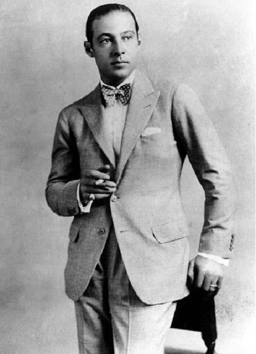 Truyền thuyết cho rằng ngôi sao phim câm Rudolph Valentino vô cùng xanh xao khi đeo chiếc nhẫn mua từ một người bán trang sức năm 1920. Cũng từ khi mua chiếc nhẫn đó, mọi phim ông tham gia vé đều ế ẩm bất thường. 6 năm sau đó, ông qua đời.