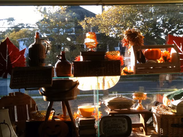 Cầu kỳ hơn, bạn có thể trang trí bằng cách kết hợp nhiều đồ, từ lá đỏ, đèn...cho đến những chiếc giỏ mây.