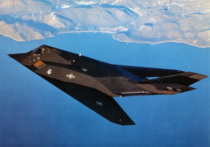 F-117A Nighthawk (Chim ưng đêm) là loại máy bay ném bom tàng hình đầu tiên trên thế giới, thực hiện chuyến bay đầu tiên ngày 18/6/1981 và chỉ được sử dụng trong không quân Mỹ.