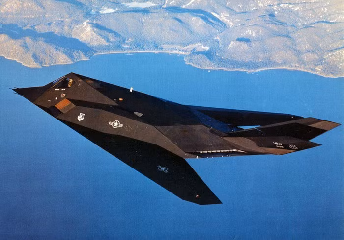F-117A Nighthawk (Chim ưng đêm) là loại máy bay ném bom tàng hình đầu tiên trên thế giới, thực hiện chuyến bay đầu tiên ngày 18/6/1981 và chỉ được sử dụng trong không quân Mỹ.
