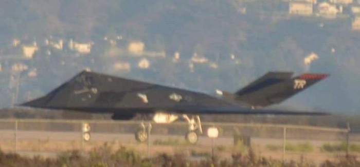 Trong bức ảnh vừa được giới thiệu - chụp tại căn cứ không quân Miramar, có thể dễ dàng nhận thấy máy bay tiêm kích - ném bom F-117A với số hiệu và mã hiệu được ấn định.