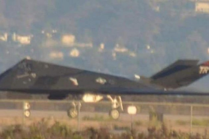 Không chỉ có vậy, các chuyến bay của chiếc phi cơ tàng hình này trong khu vực căn cứ không quân Miramar được thực hiện với tần suất rất cao.