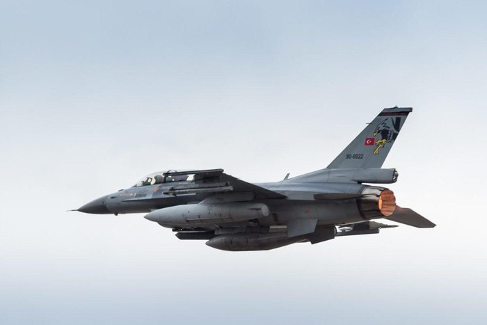 “Kẻ thù lại bắn vào Stepanakert từ máy bay chiến đấu. Một tòa nhà chung cư và một đường ống dẫn khí đốt liền kề đã bị hư hại”, người phát ngôn Bộ Quốc phòng Armenia - ông Artsrun Hovhannisyan tuyên bố.