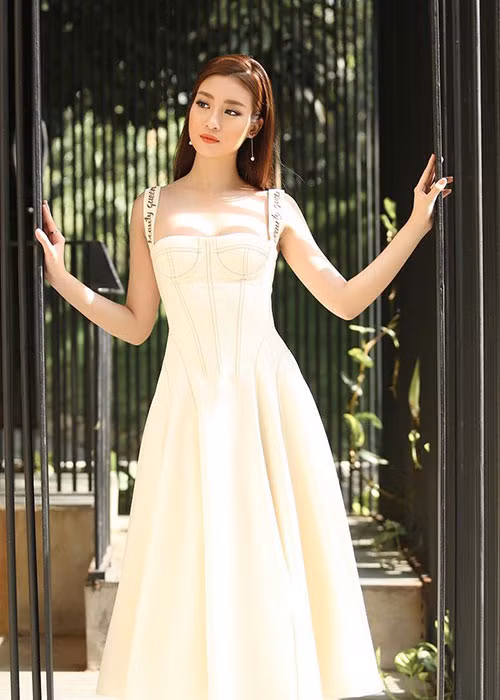 Đỗ Mỹ Linh sở hữu chiều 1m71 và số đo 3 vòng: 87-61-94. Sau khi đăng quang cuộc thi Hoa hậu Việt Nam 2016, cô vẫn giữ được nét đẹp thanh lịch nhưng có phần gợi cảm hơn nhiều.