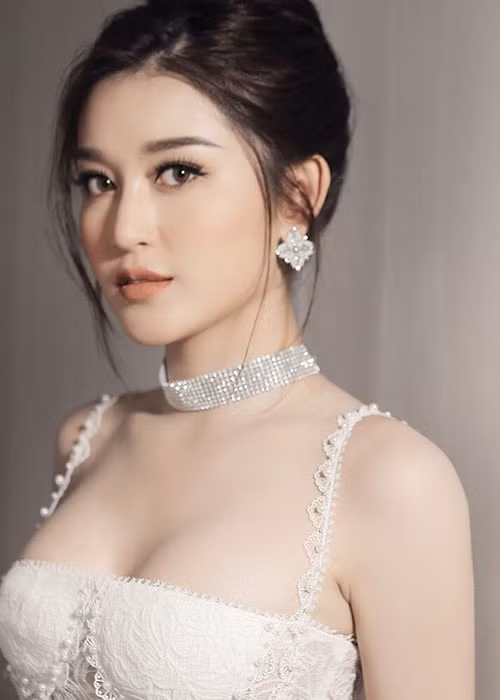 Á hậu Huyền My sẽ đại diện nhan sắc Việt thi quốc tế năm 2017. Theo đó, người đẹp sinh năm 1995 sẽ tranh tài tại cuộc thi Miss Grand International 2017 (Hoa hậu Hòa bình Thế giới).