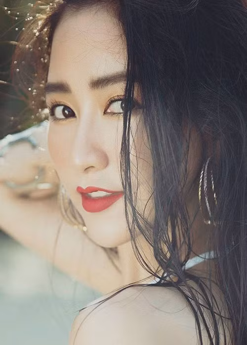 Á hậu Hà Thu là một trong những mỹ nhân Việt được chọn thi hoa hậu quốc tế năm nay. Cụ thể, cô sẽ tranh tài tại cuộc thi Miss Earth 2017 (Hoa hậu Trái đất).