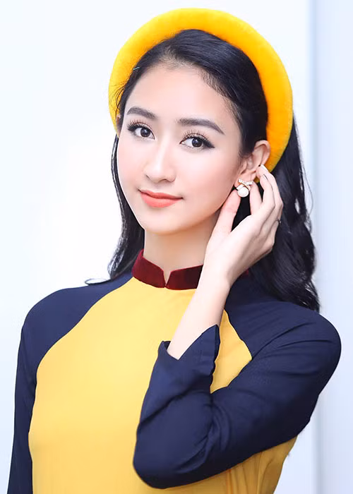 Hà Thu sở hữu chiều cao 1m71 và số đo 3 vòng: 85 – 60 – 90. Ngoài nhan sắc, người đẹp gốc Huế tự tin về khả năng giao tiếp tiếng Anh với bạn bè quốc tế.