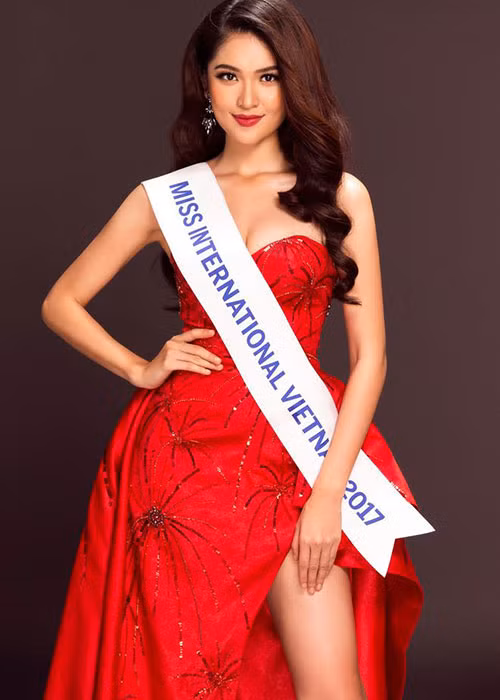 Á hậu Thùy Dung chính thức trở thành đại diện Việt Nam tại cuộc thi Miss International 2017 (Hoa hậu Quốc tế). Cô cao 1m71, nặng 50 kg và có số đo ba vòng: 84-62-90.