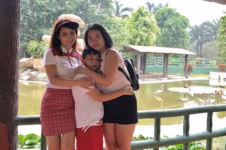 Mai Thu Huyền trẻ trung bên con trai, con gái trong chuyến du lịch.