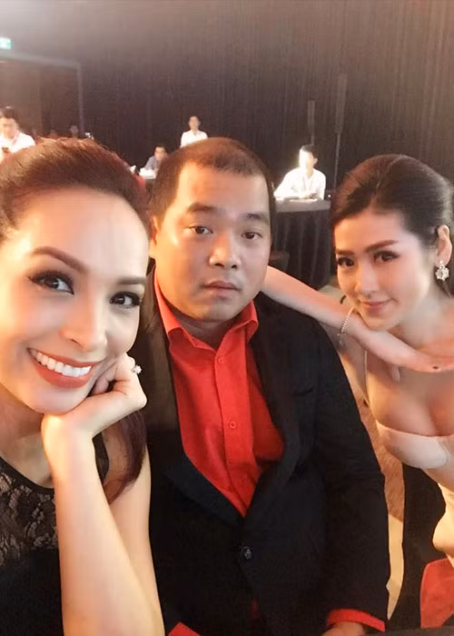 Thúy Hạnh thắc mắc biểu cảm của Minh Khang khi chụp ảnh cùng cô và Á hậu Tú Anh (ngoài cùng bên phải).