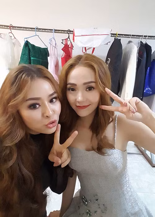 Thái Bảo Trâm chụp ảnh tự sướng cùng Minh Hằng.