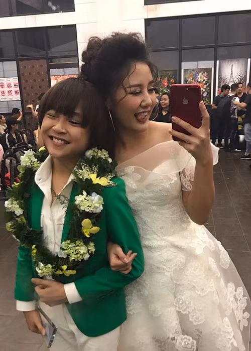 Văn Mai Hương khoe ảnh nhí nhảnh bên tân quán quân Vietnam Idol Kids 2017 Thiên Khôi trong đêm chung kết.