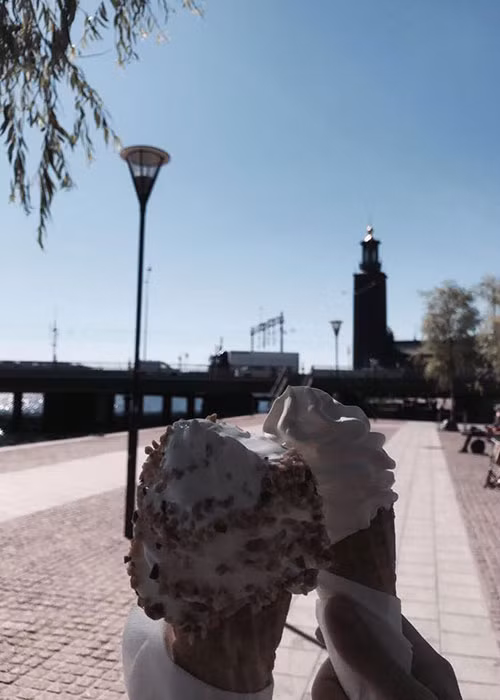 Kim Lý đăng tải hình ảnh 2 cây kem kèm chú thích: "Beautiful day with em yêu" (Tạm dịch: Ngày đẹp với em yêu).