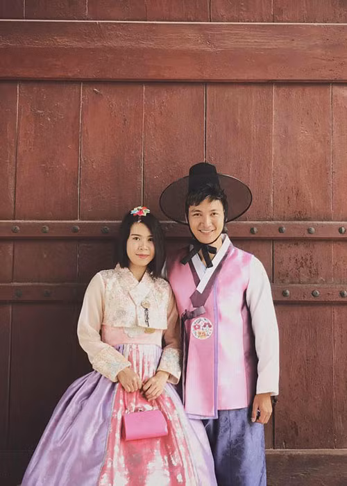 Vợ chồng Mạnh Trường mặc hanbok khám phá Hàn Quốc.