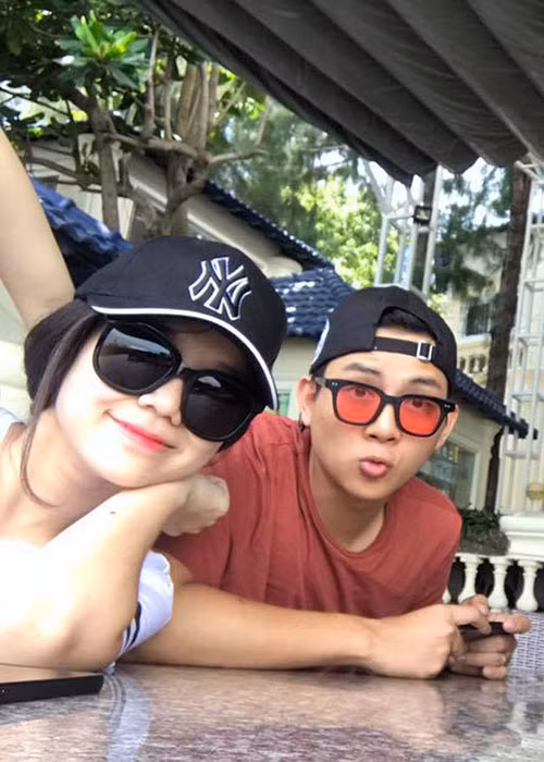 Hoài Lâm dính như sam với bạn gái xinh đẹp.