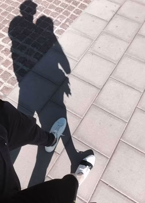 Hồ Ngọc Hà đăng tải hình ảnh chiếc bóng của 2 người đồng thời viết: "Những ngày nắng đẹp. Những lời thật lòng".