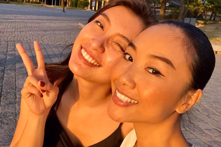 Đoan Trang gửi lời chúc mừng sinh nhật Tiêu Châu Như Quỳnh. “Happy birthday bé Quỳnh! Quỳnh ơi, thêm một tuổi thêm nhiều thành công mới và đạt được tất cả những gì em mong muốn Quỳnh nhé! Thương ghê lắm, cái tội chụp hình đẹp, đi lưu diễn ở Hàn Quốc toàn bị chị Trang bắt đi chụp hình cho chị”, Đoan Trang chia sẻ.