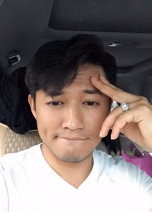 Quý Bình khoe hình ảnh má lúm đồng tiền đồng thời bày tỏ trạng thái cảm thấy thất vọng với chính bản thân mình.