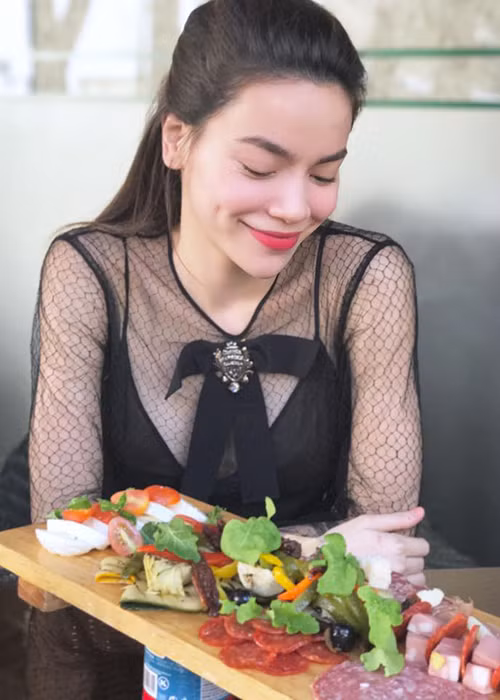 Hồ Ngọc Hà còn khiến nhiều người nể bởi ứng xử khôn khéo. Đối diện với những scandal, cô thường chọn cách im lặng.