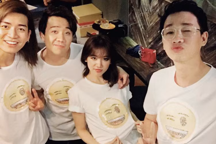 Vợ chồng Trấn Thành - Hari Won đi tụ tập cùng bạn bè ở Sài Gòn.