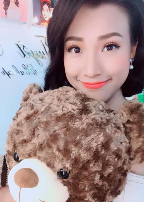 MC Hoàng Oanh rạng rỡ sau khi lộ ảnh thân mật bên một chàng trai ngoại quốc.