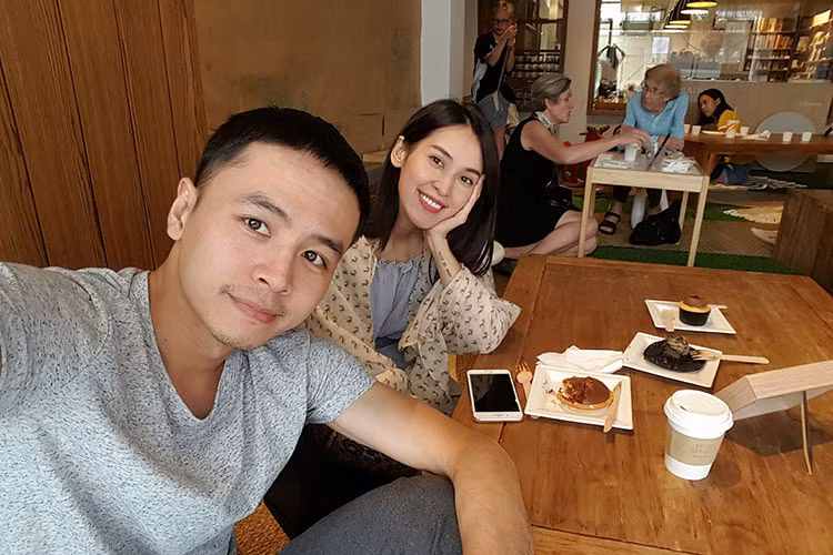 Vợ chồng Tú Vi - Văn Anh hẹn hò như lúc mới yêu.