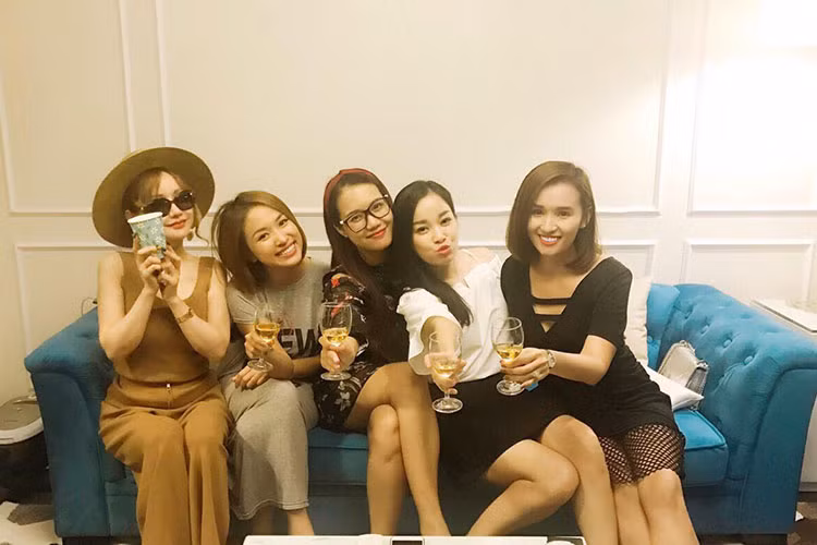 MC Vân Hugo (thứ 2 bên trái) được hội bạn thân là sao Việt: Lã Thanh Huyền, Minh Hương, Việt Nga mừng tân gia.
